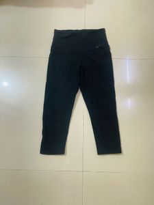 Nike High-Waisted Cropped Capri tights