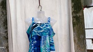 868. Abstract Blue &amp; Teal Print Top