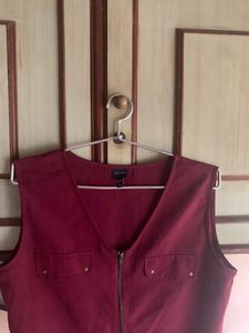 Chic Burgundy Sleeveless Zip-Up Vest
