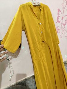 Elegant White Kurta with Floral Embroidery