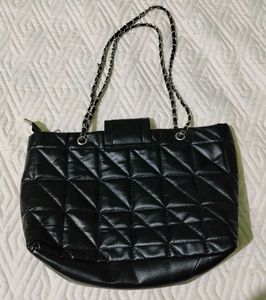Chic Black Quilted Handbag
