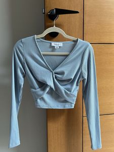 Light Blue Ribbed Twist Front Crop Top – Full Slee