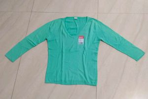🆕✅BRAND NEW Stylish Green V-Neck Top✅🆕