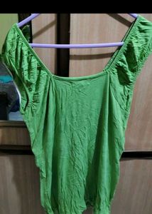 Set of 4 trendy tops