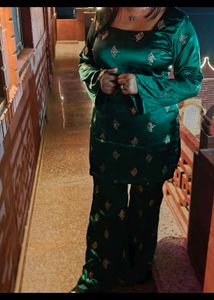 Stunning Emerald Green Kurta Set with Embellishmen