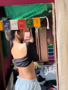 black long sleeve crop top