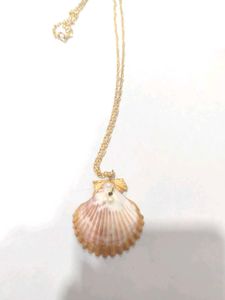 Floral Seashell Pendant Necklace