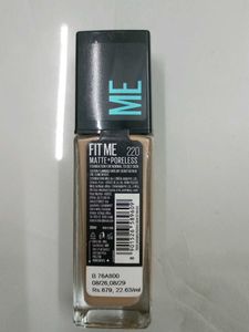 Maybelline Fit Me Matte Foundation 220