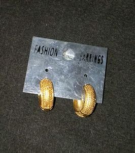 Black Banana Hair Clip &amp; Gold Hoop Earrings