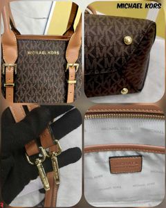 MICHAEL KORS MOORE ( COPY)SMALL SIGNATURE LOGO SAT