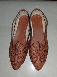 Embroidered Brown Juttis