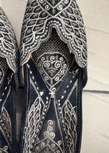 Embroidered Black Juttis/Mojaris