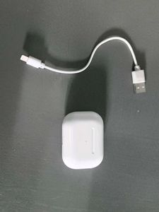 White Wireless Earbud Charging Case & Cable