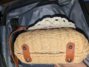 Chic Woven Crossbody Bag with Lace Trim