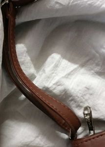 Zouk Striped Crossbody Bag👜