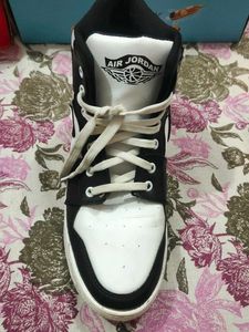 Stylish Black &amp; White Air Jordan Sneakers