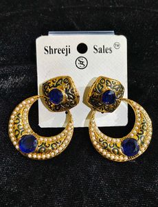 Fancy Earring Blue N White Stone