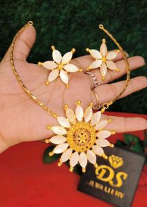 Stunning Floral Necklace & Earring Set
