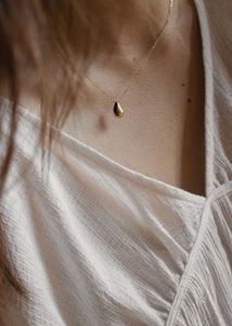 Elegant Teardrop Pendant Necklace BRAND NEW
