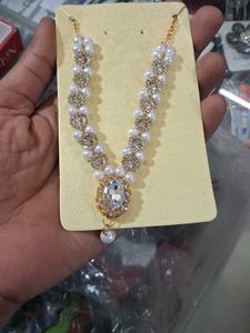 Elegant Pearl and Crystal Necklace