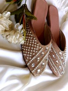 Pearl Embellished falt sandals🦪