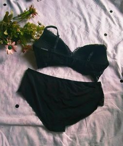 Black Lace Push-Up Bra with brief 👍