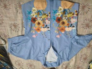Chic Blue Floral Print Button-Up Shirt in xl size