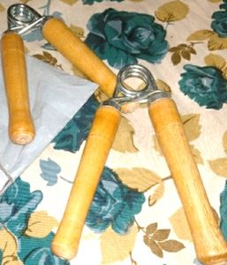 Unlock Your Hand Strength: 2-Piece Wooden Handle Hand Grips for Powerful Workouts"
