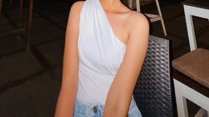 Chic One Shoulder White Top
