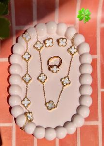 Elegant Clover Motif Jewellery Set