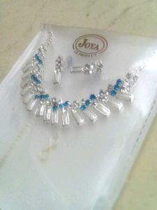 Twinkling Neck Chain With Small Earrings....