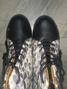 Stylish Women's Lace-Up Boots