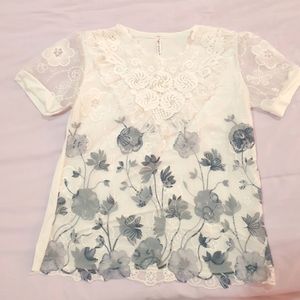 white & blue flower print top with pearl dealing �