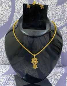 Elegant Gold Necklace and Earrings Set