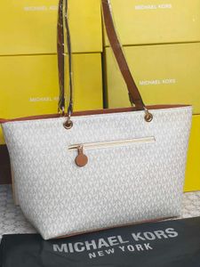 MICHAEL KORS POCKET OFF WHITE TOTE
