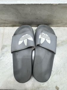 Unisex Grey &amp; White Brand logo Printed Sliders