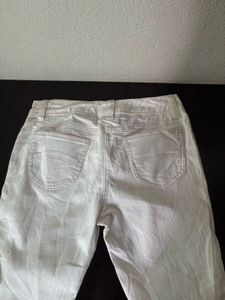 Chic 2000s White Cropped Embroidered Jeans