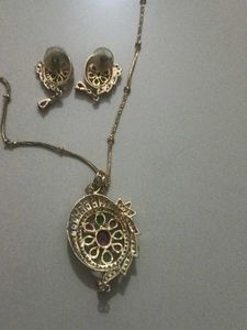 Tanishq pendal butti chen set