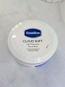 Vaseline Cloud Soft Light Moisturiser