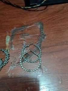a mangtikka with 2 pair of earrings