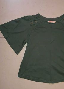 Green puffed sleeves top