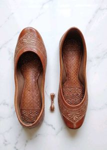 Elegant Embroidered Brown Juttis