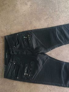zipper  jeans.