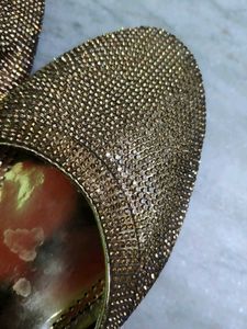 Elegant Embellished Golden jutti
