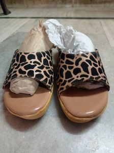 Stylish Giraffe Print Slides