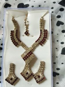 Stunning Jewel Set with Earrings
