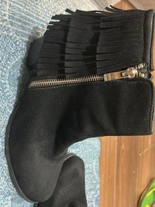 Stylish Black Ankle Boots with Fringe Detail (38)