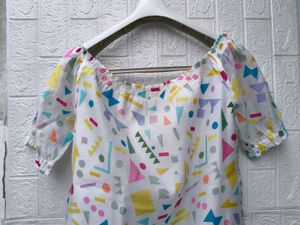 New with tag Korean Off-Shoulder Geometric Print T