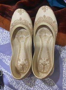BRAND NEW Elegant Embroidered Jutti
