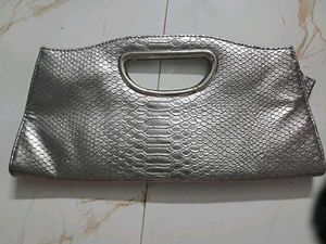 Chic Silver Snakeskin Clutch